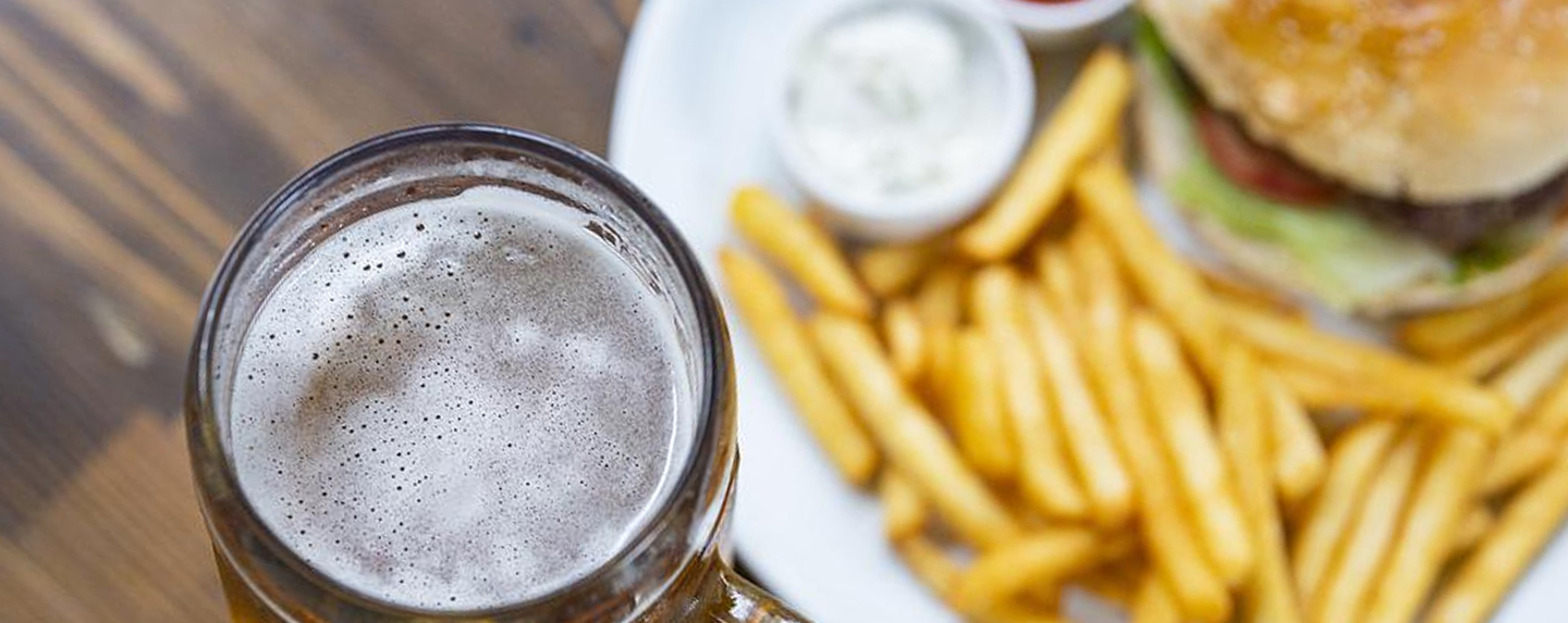 Un buen día para acompañar una deliciosa hamburguesa con cerveza