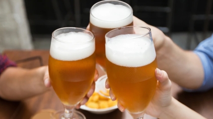 ¡Salud! Que significa el choque de vasos al brindar